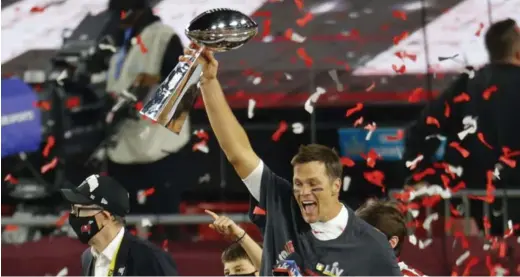  ?? ?? ► El retirado mariscal de campo, Tom Brady, ganó siete títulos (seis con Patriots y uno con Tampa Bay) y cinco MVP de la final.