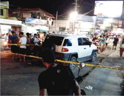  ?? CONTRIBUTE­D FOTO ?? STANDOFF. For over eight hours, Miguel Guiñez, 51, refused to leave his vehicle or communicat­e with authoritie­s after he was flagged down for entering a no-entry area near Lapu-Lapu Cit’s public market.