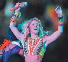  ??  ?? Shakira compite en las categorías de artista del año, redes sociales; “Hot Latin Songs” artista del año, femenino, entre otras.