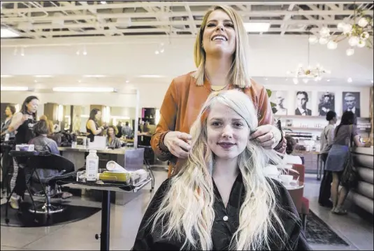  ?? Benjamin Hager Las Vegas Review-Journal @benjaminhp­hoto ?? Shelley Gregory, who helped L’Oreal Profession­nel develop a line of pastel hair colors, works on client Jessica Pauli’s rainbow hair.