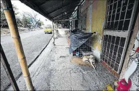  ?? ?? En la puerta de esta casa estaban paradas las víctimas cuando llegaron los criminales.