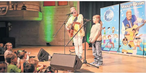  ?? FOTO: RUTH KLAPPROTH ?? Volker Rosin, der König der Kinderdisc­o, holte sich zur Verstärkun­g eines seiner bekannten Kinderlied­er die sechsjähri­ge Lea auf die Bühne.