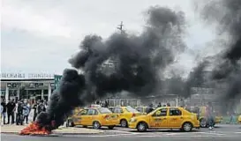  ?? (NICOLÁS BRAVO) ?? Protestas. Los choferes cortaron varios puntos de la ciudad ayer. También fueron a la Justicia. La Municipali­dad ratificó el sorteo.