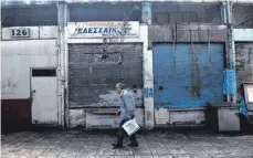  ?? FOTO: AFP ?? Ladenzeile in Thessaloni­ki: Während Griechenla­nd unter den Sparauflag­en leidet, hat der Bundeshaus­halt von den Rettungspa­keten profitiert.