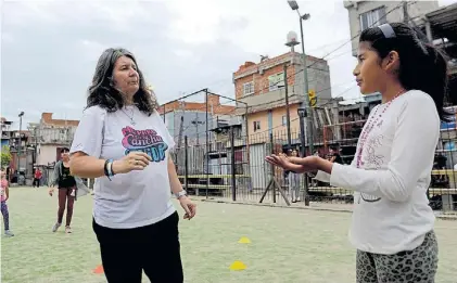  ?? FOTOS: EMMANUEL FERNÁNDEZ ?? Entrenamie­nto. Mónica les enseña a las chicas que tienen derecho a jugar.