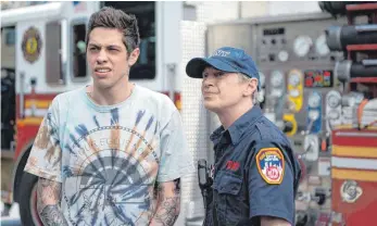  ?? FOTO: MARY CYBULSKI/UNIVERSAL PICTURES ?? Scott Carlin (Pete Davidson) lässt auf seinen Papa (Steve Buscemi) im Film „The King of Staten Island“nichts kommen.