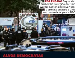  ??  ?? POR ENGANO Esquadrão antibomba na região do Time Warner Center, em Nova York: o artefato enviado à CNN era, na verdade, para a NBC