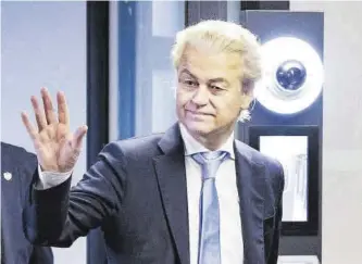  ?? Ramon van Flymen / AFP ?? Wilders saluda a un colaborado­r en un acto en La Haya, el pasado enero.