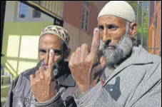  ?? WASEEM ANDRABI/HT ?? Sarpanches showing the indelible ink after casting their votes at a polling station in Chek Dara on the outskirts of Srinagar on Thursday.