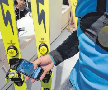 ?? FOTOS: DPA ?? Mithilfe der Sensoren an den Ski und einer App können Skifahrer messen, wie gut sie gefahren sind.