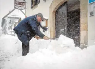  ?? EFE ?? Un hombre retira nieve de su casa en un pueblo de Navarra