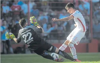  ?? GERMÁN GARCÍA ADRASTI ?? Lo mejor. Huracán lo mostró en el primer tiempo. Aquí Pussetto no puede con Navarro.