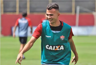  ??  ?? Lucas Fernandes só fez um jogo como titular no Vitória. Pode ter a segunda chance diante do Santos, sexta