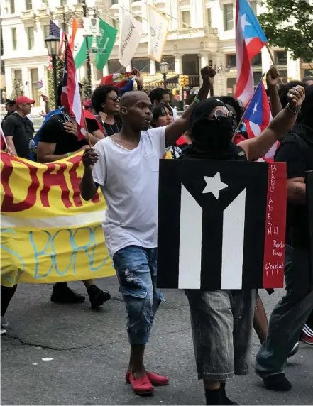  ??  ?? PÅ EGNA BEN. Demonstran­ter i New York kräver självständ­ighet från USA för Puerto Rico.