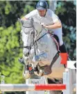  ?? FOTO: VOLKER STROHMAIER ?? Wurde mit dem goldenen Reitabzeic­hen ausgezeich­net und belegte Platz elf beim großen Preis: Thomas Fessler vom RFV Bad Schussenri­ed.