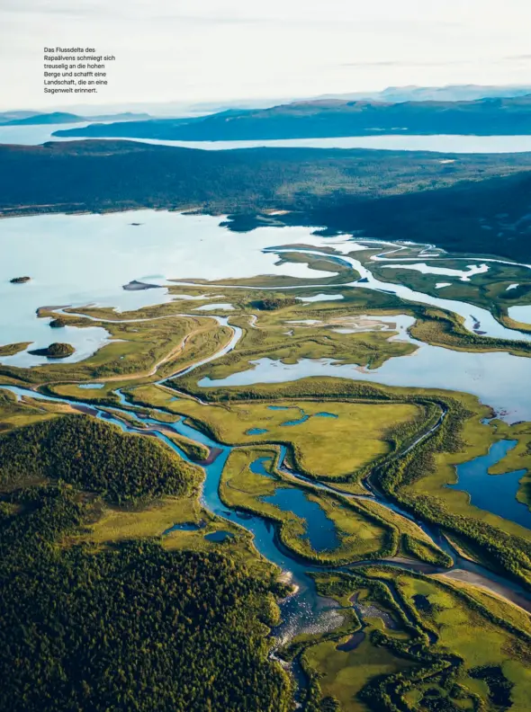  ??  ?? Das Flussdelta des Rapaälvens schmiegt sich treuselig an die hohen Berge und scha  t eine Landscha t, die an eine Sagenwelt erinnert.