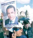  ??  ?? Reclamo. Manifestan­tes exigieron ayer que se retire la inmunidad a Jimmy Morales para que lo investigue la justicia.