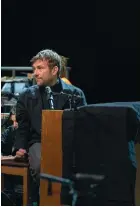  ??  ?? Le musicien Damon Albarn et le cinéaste Abderrahma­ne Sissako pendant le filage du Vol du boli au Théâtre du Châtelet, le 26 septembre