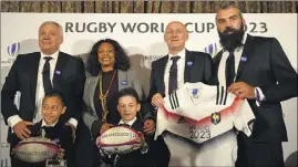  ?? (Photo AFP) ?? Claudce Atcher, Laura Flessel, Bernard Laporte et Sébastien Chabal ont défendu la candidatur­e française, avec les enfants de Jonah Lomu.