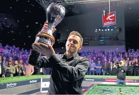  ??  ?? Ronnie O’Sullivan holds aloft the UK Championsh­ip trophy.