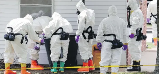  ?? ROGELIO V. SOLIS/THE ASSOCIATED PRESS FILES ?? U.S. federal agents inspect a trash can after a man was suspected of sending letters covered in ricin to U.S. president Barack Obama in 2013.