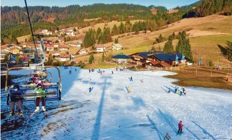  ?? Foto: Bernhard Weizenegge­r ?? In Jungholz üben viele junge Winterspor­tler das Skifahren. Vom Landkreis Dillingen aus ist es nicht so weit zu fahren und die Piste kann künstlich beschneit werden. Für viele Kinder spielt es keine Rolle, ob neben dem Schneestre­ifen Grünfläche zu sehen...