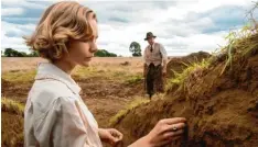  ?? Foto: Cr. Larry Horricks/Netflix ?? Was verbergen die vier Erdhügel? Gutsbesitz­erin Edith Pretty (Carey Mulligan) und Ausgräber Basil Brown (Ralph Fiennes).