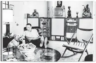  ??  ?? Die Füße hoch und einfach nur Frank sein: Sinatra zu Hause in Palm Springs, 1965. An seiner Seite: Hund Ringo. Am Tisch: eine Schale Zigaretten. Dahinter: Buddha