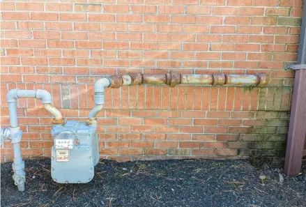  ?? TIM CARTER ?? The rust on this large natural gas line could eventually eat through the pipe and cause a catastroph­ic gas leak and explosion.