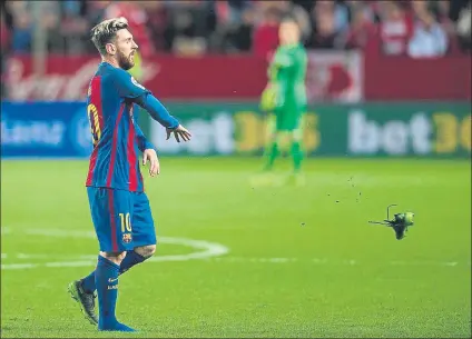  ?? FOTO: PERE PUNTÍ ?? Leo Messi lanzó su bota al suelo cuando se la estaba volviendo a calzar. Instantes antes, Latre le había sacado tarjeta.