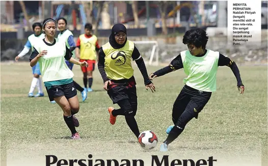  ??  ?? MENYITA PERHATIAN: Nabilah Fitriyah (tengah) memiliki skill di atas rata-rata. Dia sangat berpeluang masuk skuad Persebaya Putri.