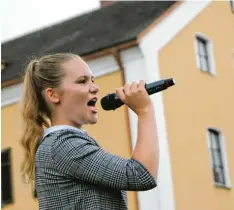  ??  ?? Ihre Stimme ist eine Wucht. Isabell Drost tritt wie ein Profi auf, obwohl sie erst 17 Jahre alt ist.