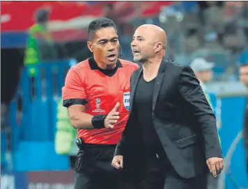  ?? FOTO: EFE ?? Jorge Sampaoli, centro de un día plagado de rumores El técnico dirigirá a Argentina ante Nigeria