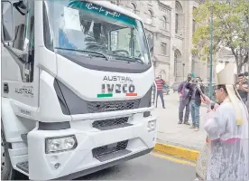  ?? Cortesía ?? Oswaldo Vintimilla, arzobispo de Azogues, bendice uno de los dos volquetes que adquirió el Municipio para mejorar la recolecció­n de basura en el cantón. /