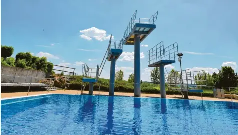  ?? Foto: Jochen Aumann ?? Der Himmel blau, das Wasser klar: Das beliebte Nördlinger Freibad auf der Marienhöhe soll ab dem 8. Juni wieder den Betrieb aufnehmen. Nur wie genau dieser aussehen wird, ist derzeit noch unklar.