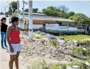  ?? HANSEL VÁSQUEZ ?? Dos residentes de La Esmeralda señalan la zona afectada por la acumulació­n de basuras.