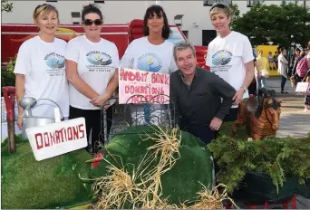  ?? Photo by Michelle Cooper Galvin ?? Caroline Cronin, Marisa Reidy, Anne Foley, Brendan Tyther and Miranda Ahern at the Lawnmower and Wheelbarro­w Race in aid of Recovery Haven in Killorglin on Friday.