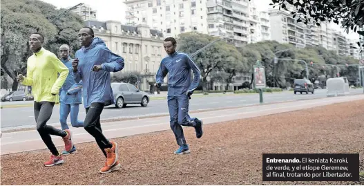  ?? EMMANUEL FERNANDEZ ?? Entrenando. El keniata Karoki, de verde, y el etíope Geremew, al final, trotando por Libertador.