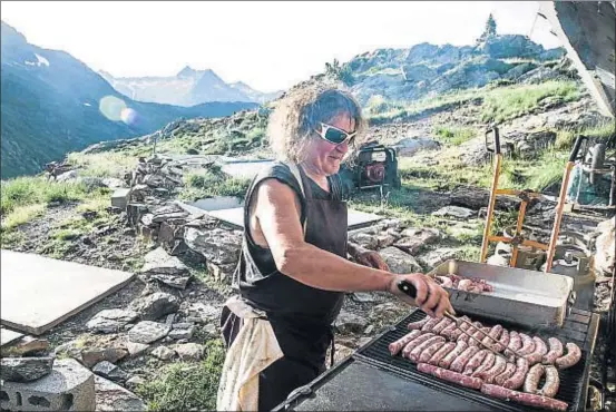  ?? XAVIER CERVERA ?? Patrick Cortade preparando unas butifarras para cerca de sesenta comensales, en la barbacoa del refugio de Pinet