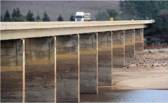  ?? PICTURE: HENK KRUGER ?? EMPTY: Theewaters­kloof Dam near Villiersdo­rp. The City of Cape Town is appealing to residents not to relax their water-saving efforts.