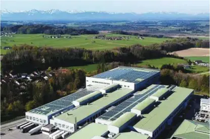  ??  ?? Auf den Dächern der B & R liefert die größte Eigenverbr­auchsanlag­e Österreich­s Solarstrom