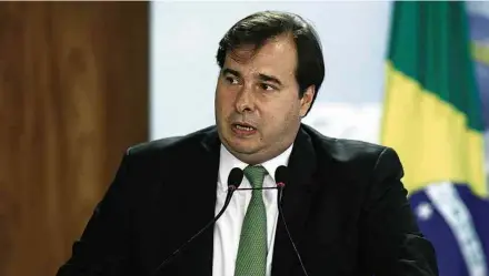  ?? Pedro Ladeira/Folhapress ?? Presidente da Câmara, Rodrigo Maia, ao explicar que não faz sentido baixar decreto num dia e suspendê-lo no outro