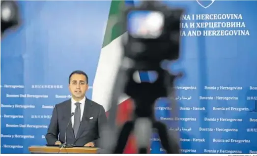  ?? MASSIMO PERCOSSI / EFE ?? El ministro de Exteriores italiano, Luigi di Maio, se dirige a la prensa desde el Parlamento de Bosnia y Herzegovin­a, ayer en Sarajevo.