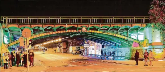 ?? ARCHIVFOTO: WOI ?? 27 Lichteleme­nte sorgen künftig wieder für eine durchgehen­de farbliche Beleuchtun­g des Brückenbau­werks am Hauptbahnh­of.