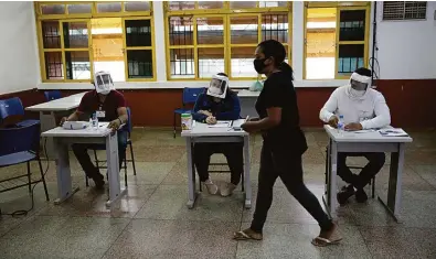  ?? Pedro Ladeira/Folhapress ?? Segundo o TSE, na eleição presidenci­al de 2018 2,1 milhões de eleitores trabalhara­m como mesários