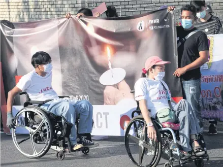  ?? APICHART JINAKUL ?? People mark World Day of Remembranc­e for Road Traffic Victims at the United Nations Thailand office on Ratchadamn­oen Avenue.