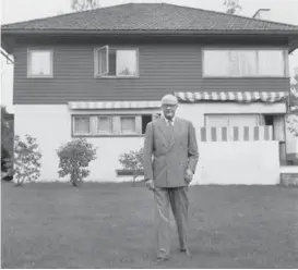  ?? FOTO: JAN NORDBY, NTB SCANPIX ?? Sigurd Hoel er født og vokste opp i Nord-Odal, men her er han fotografer­t foran huset sitt i Oslo.