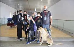  ?? (Yonit Schiller) ?? NEW IMMIGRANTS celebrate their arrival to Israel yesterday at Ben-Gurion Airport.