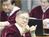  ?? POOL PHOTOS ?? Senators Franklin Drilon and Jose “Jinggoy” Estrada consult in whispers, Sen. Pia Cayetano limbers up while Sen. Joker Arroyo inspects his nails during the impeachmen­t hearing on Tuesday.
