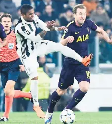  ??  ?? FIGURA. Harry Kane, del Thottenham, lucha contra Douglas Costa, de la Juventus.